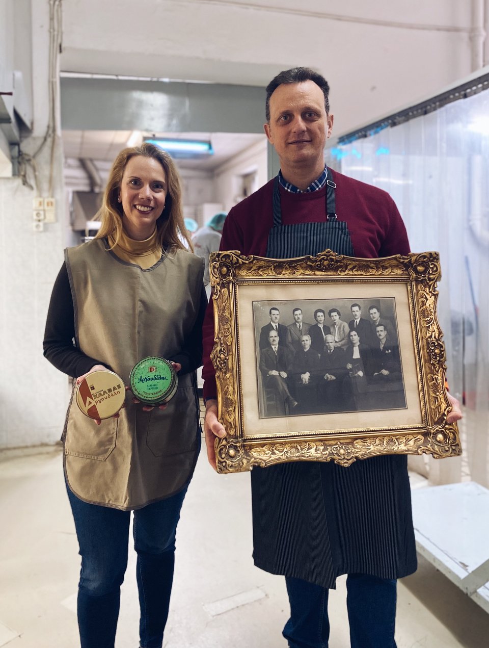 Η Ροζίνα Σταθοπούλου και ο Βασίλης Ράλλης, η 4η γενιά της χαλβαδοποιίας Αργουδέλη, κρατώντας τις πρώτες συλλεκτικές συσκευασίες του χαλβά από το 1919 και μια οικογενειακή φωτογραφία, αντίστοιχα  / Φωτογραφία: Μάνος Λειβαδάρος/iefimerida.gr