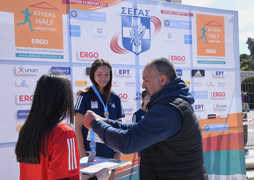 Ο Head of Sponsorships του ΟΠΑΠ, Θανάσης Μπασδέκης, βραβεύει τη 2η&nbsp;νικήτρια του&nbsp;Ημιμαραθωνίου Βασιλική Κωνσταντινοπούλου 