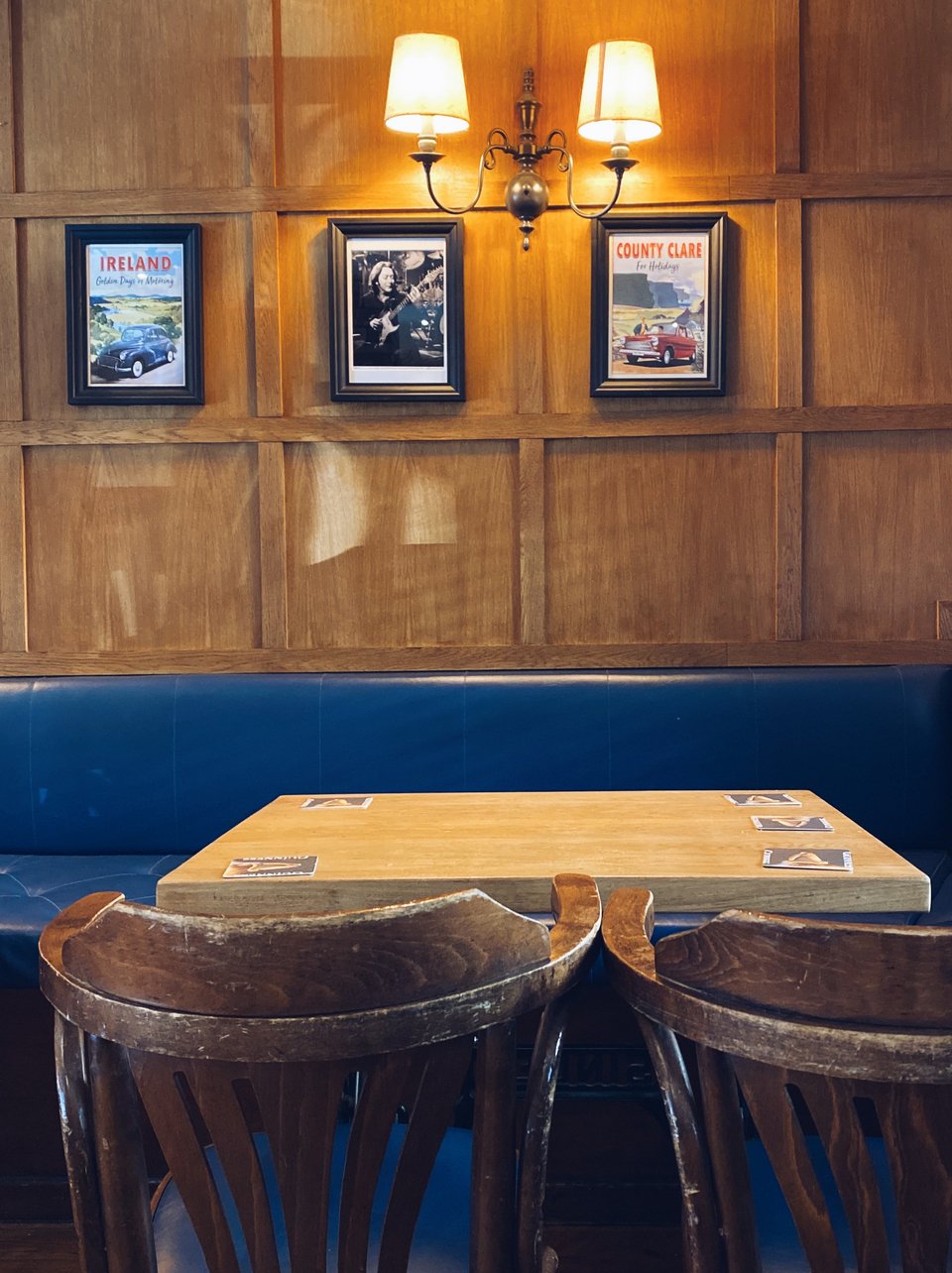 Το ξύλο κυριαρχεί στο εσωτερικό της παμπ δημιουργώντας μια πολύ ζεστή ατμόσφαιρα / Φωτογραφία: Μάνος Λειβαδάρος/iefimerida.gr 