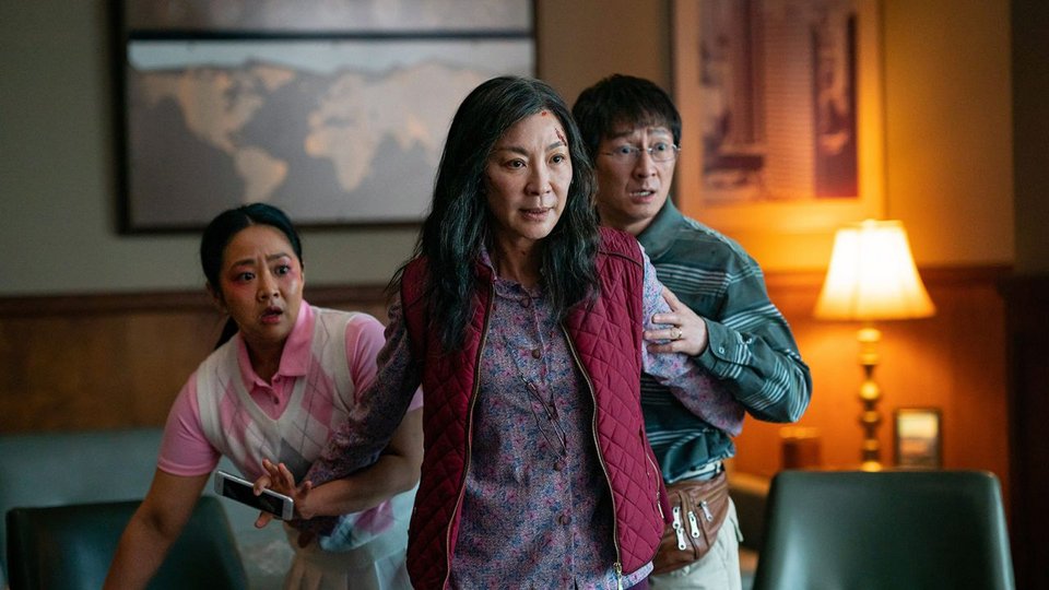 Stephanie Hsu, Michelle Yeoh, Ke Huy Quan στην υποψήφια για 11 Όσκαρα ταινία «Τα Πάντα Όλα»