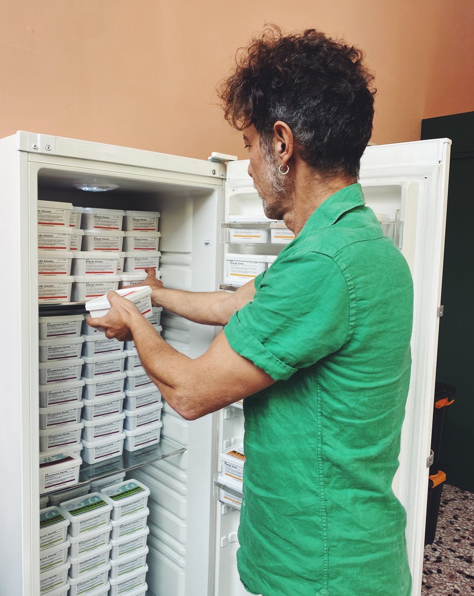 Τα τουρσί συντηρούνται στο ψυγείο / Φωτογραφία: Μάνος Λειβαδάρος/iefimerida