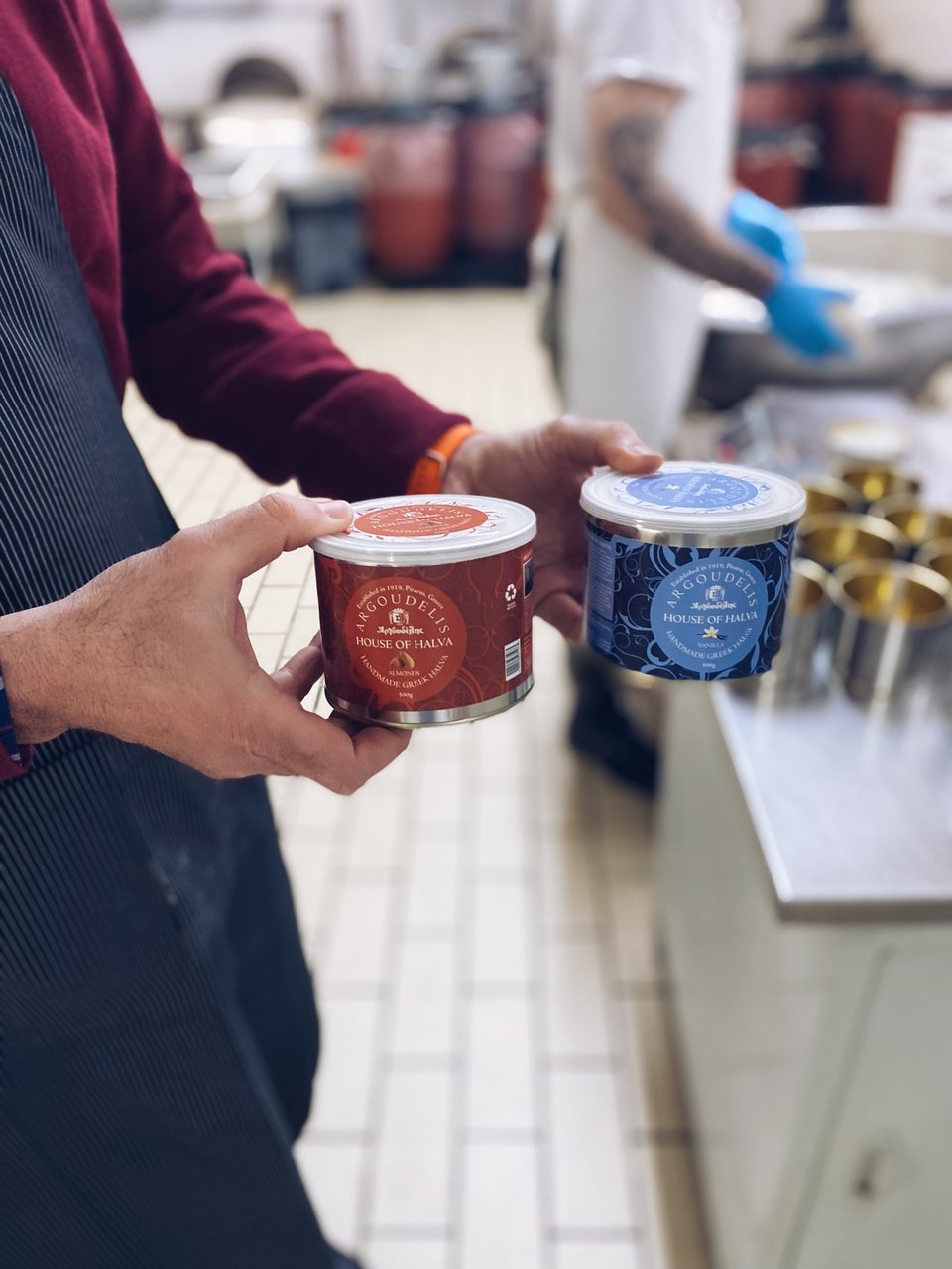 Οι premium συσκευασίες που δημιουργήθηκαν για την επέτειο 100 χρόνων της χαλβαδοποιίας Αργουδέλη  / Φωτογραφία: Μάνος Λειβαδάρος/iefimerida.gr