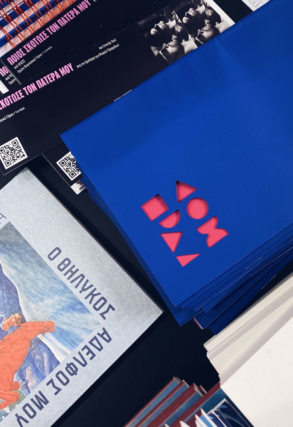 Το υπέροχο μπλε του κοβαλτίου δίνει χαρακτήρα στο «Κομπραί», ντύνοντας όλη την ταυτότητα του brand, από το logo μέχρι τις διακοσμητικές λεπτομέρειες / Φωτογραφία: Μάνος Λειβαδάρος/iefimerida