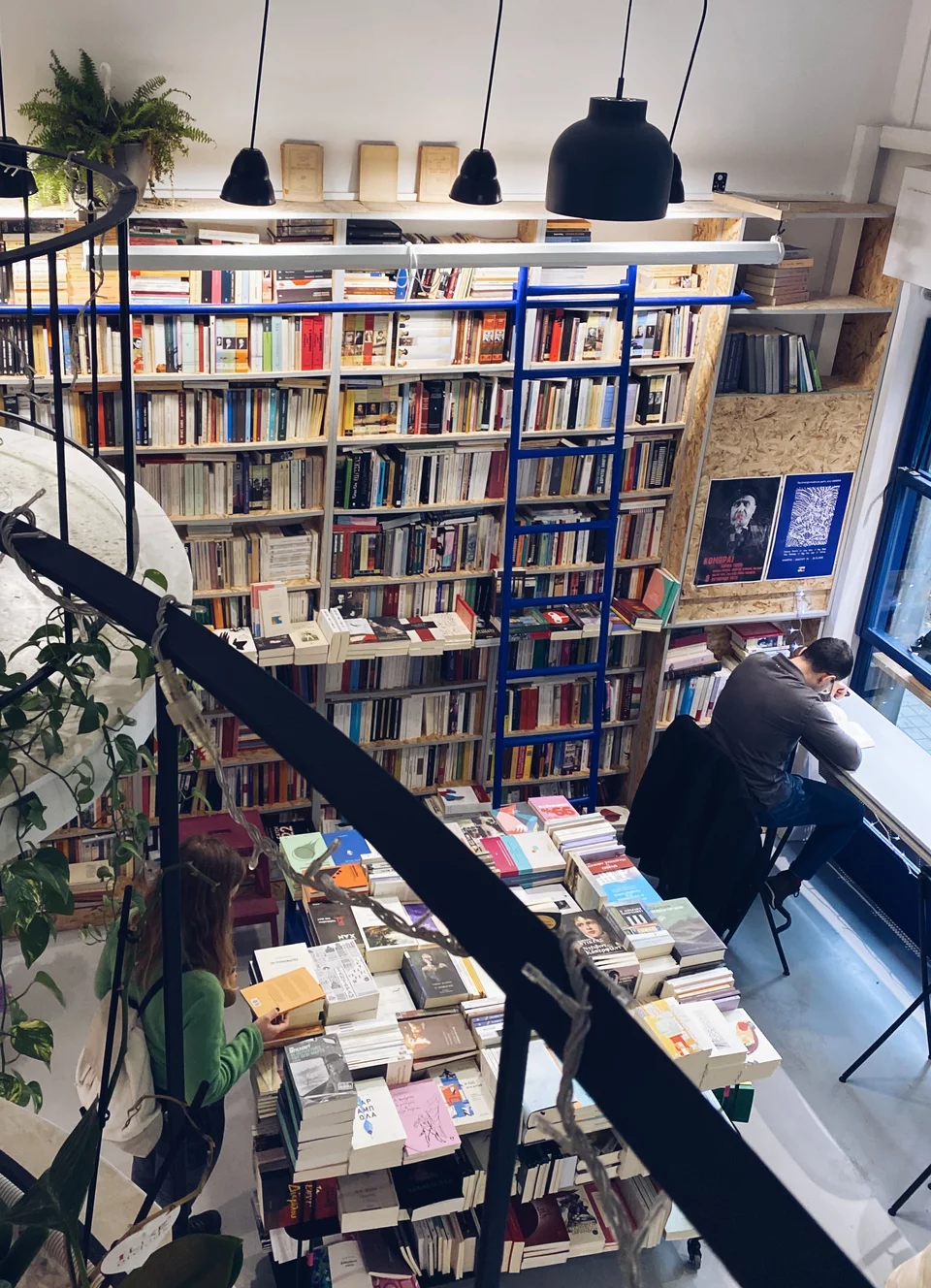 Άποψη του βιβλιοπωλείο «Κομπραί» από το πατάρι / Φωτογραφία: Μάνος Λειβαδάρος/iefimerida