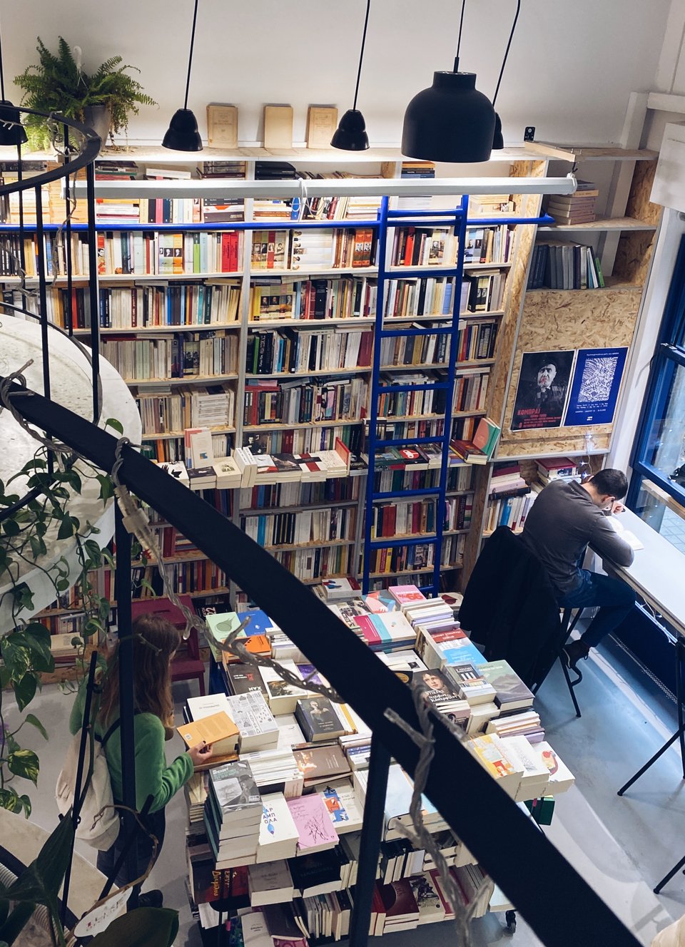 Άποψη του βιβλιοπωλείο «Κομπραί» από το πατάρι / Φωτογραφία: Μάνος Λειβαδάρος/iefimerida