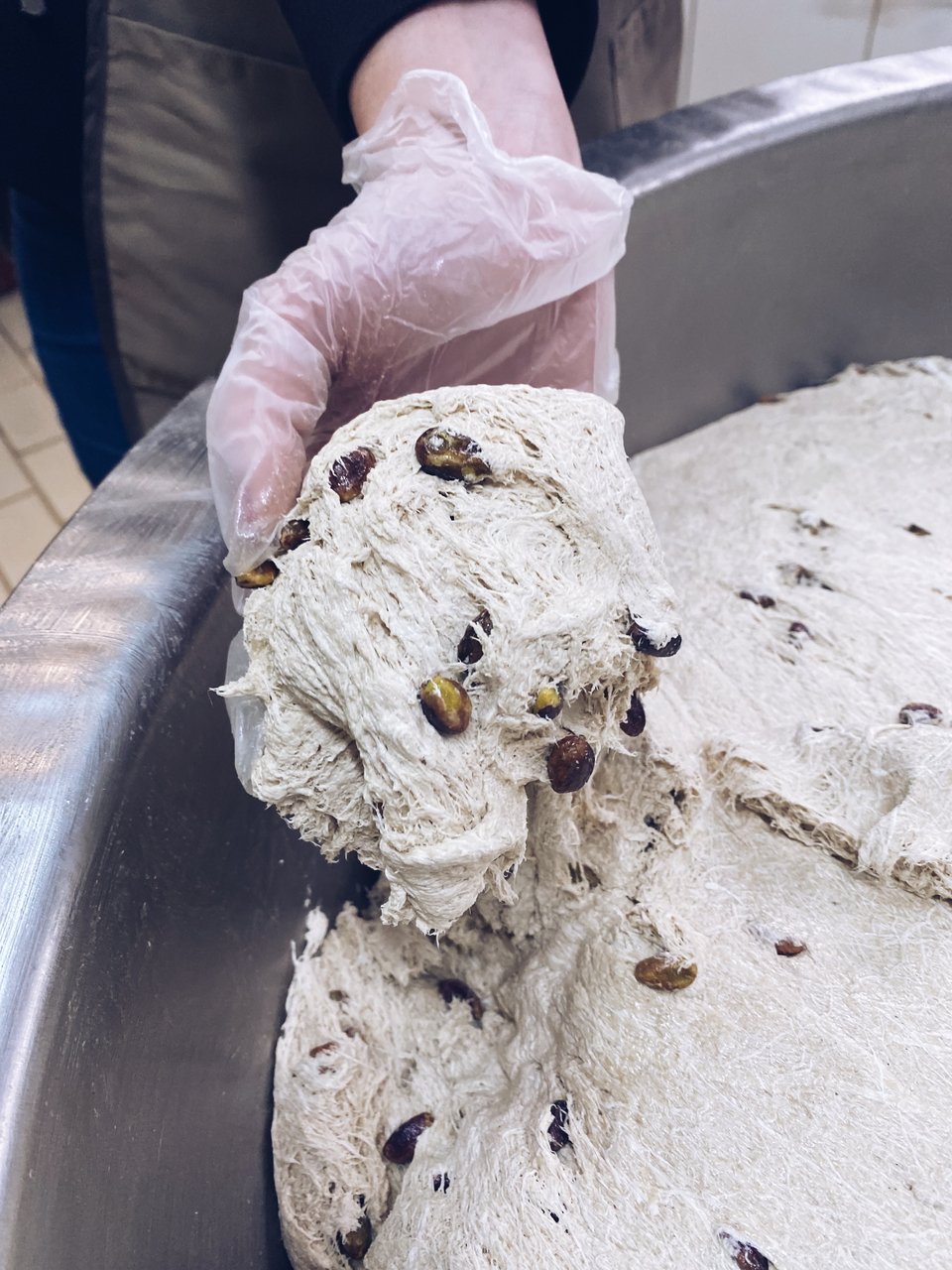 Ζεστός χαλβάς με φιστίκι Αιγίνης που μόλις έχει παραχθεί / Φωτογραφία: Μάνος Λειβαδάρος/iefimerida.gr