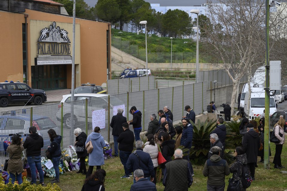 Συγγενείς των θυμάτων κατέφθασαν για να δουν τις σωρούς