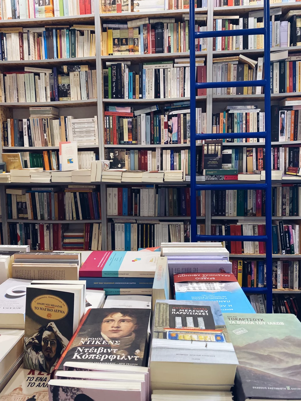 Η μπλε σκάλα είναι σήμα κατατεθέν του βιβλιοπωλείο «Κομπραί» / Φωτογραφία: Μάνος Λειβαδάρος/iefimerida