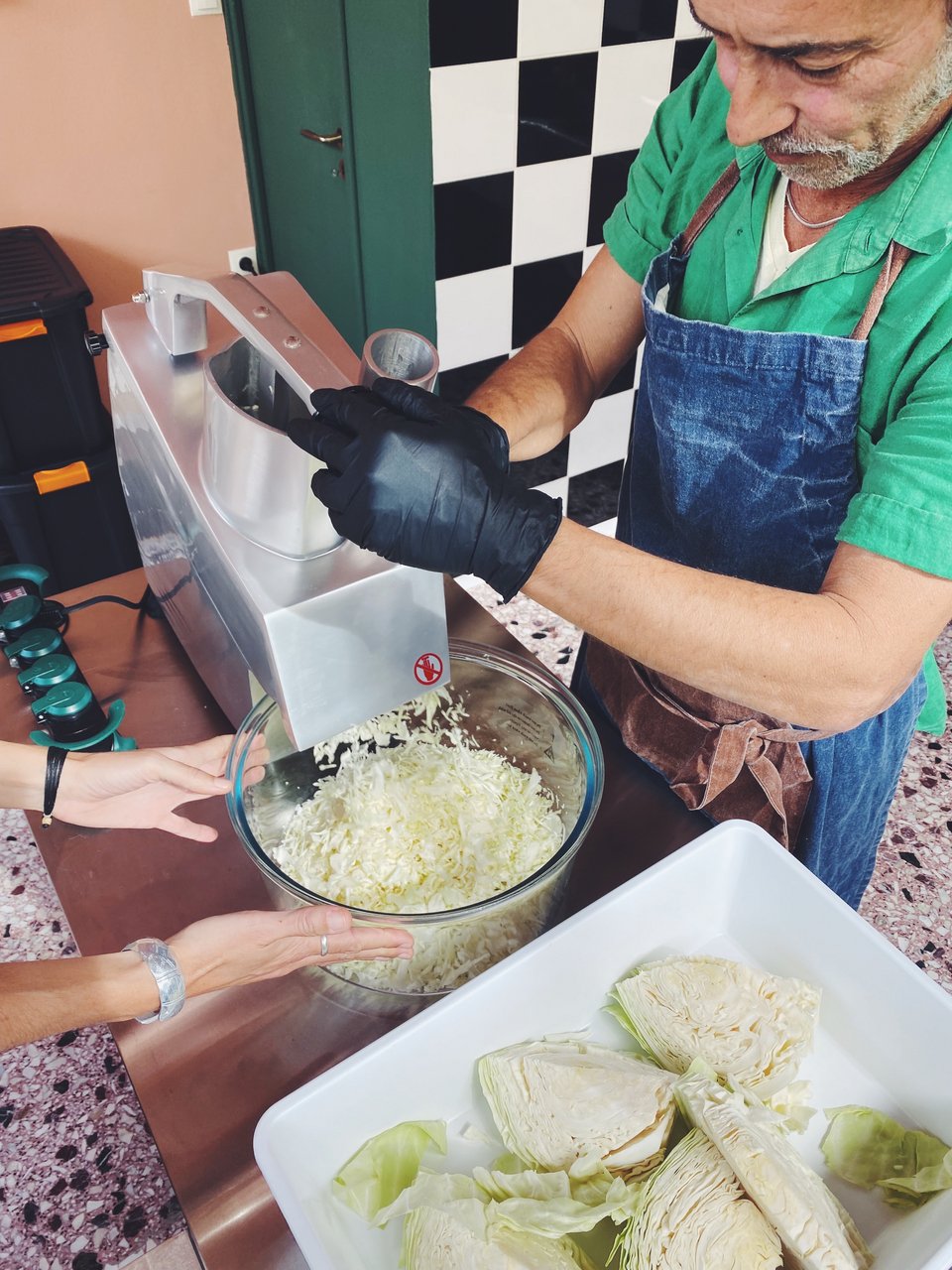 Το λάχανο ψιλοκόβεται σε μια αλεστική μηχανή  / Φωτογραφία: Μάνος Λειβαδάρος/iefimerida