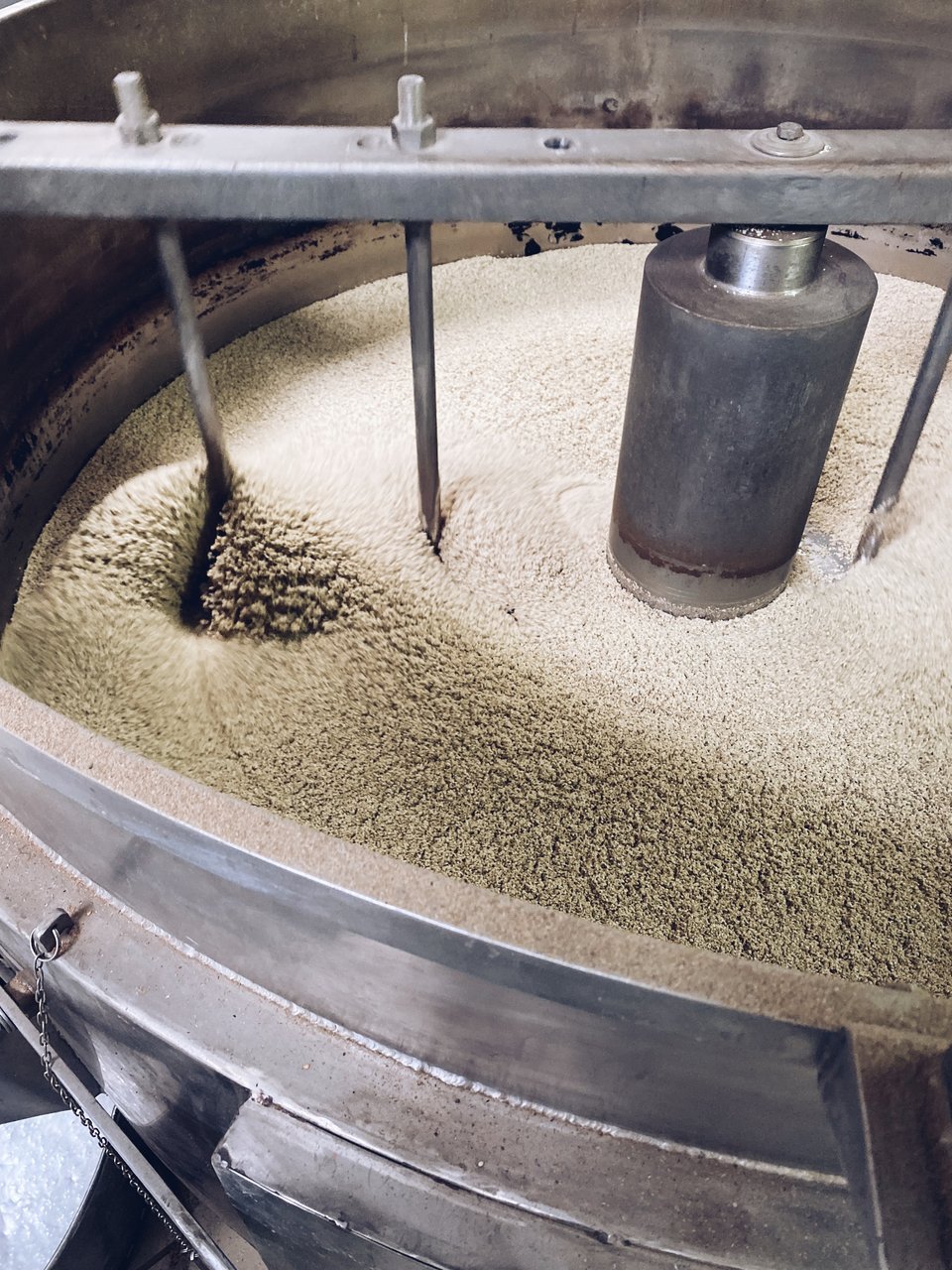 Το καβούρντισμα και οι μυλόπετρες λειαίνουν το σουσάμι  / Φωτογραφία: Μάνος Λειβαδάρος/iefimerida.gr