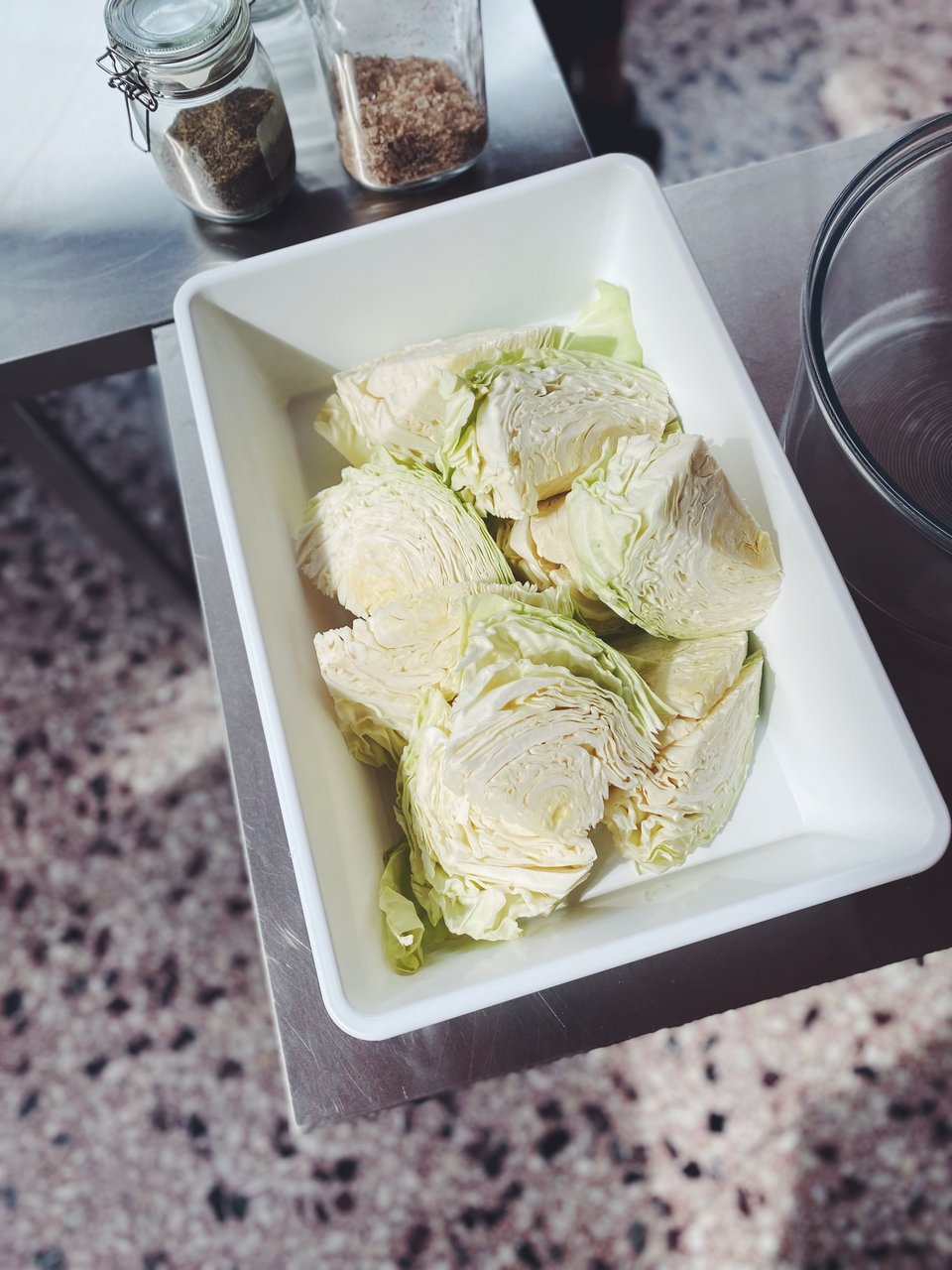 Για το sauerkraut η βαση είναι το λάχανο  / Φωτογραφία: Μάνος Λειβαδάρος/iefimerida