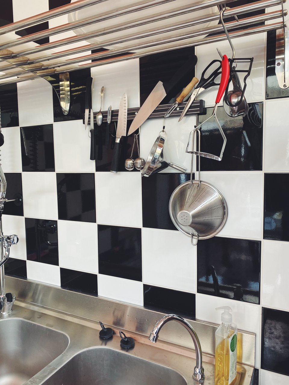 Η κουζίνα του εργαστηρίου, εκτός από το ψυγείο και τη μηχανή αλέσματος, δεν έχει καμία άλλη σκυσκευή αφού για το τουρσί άγριας ζύμωσης όλα γίνονται με το χέρι χωρίς μαγείρεμα  / Φωτογραφία: Μάνος Λειβαδάρος/iefimerida