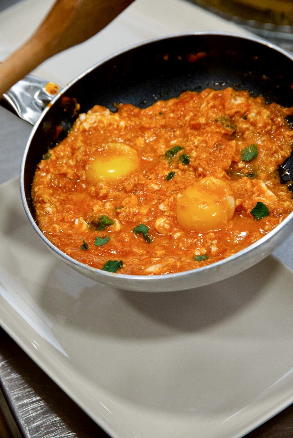 Brunch με καγιανά που φτιάχνεται στο Adam's, με ολόφρεσκα αυγά ημέρας από κότες ελευθέρας βοσκής που υπάρχουν στο μποστάνι του στη Βάρη.