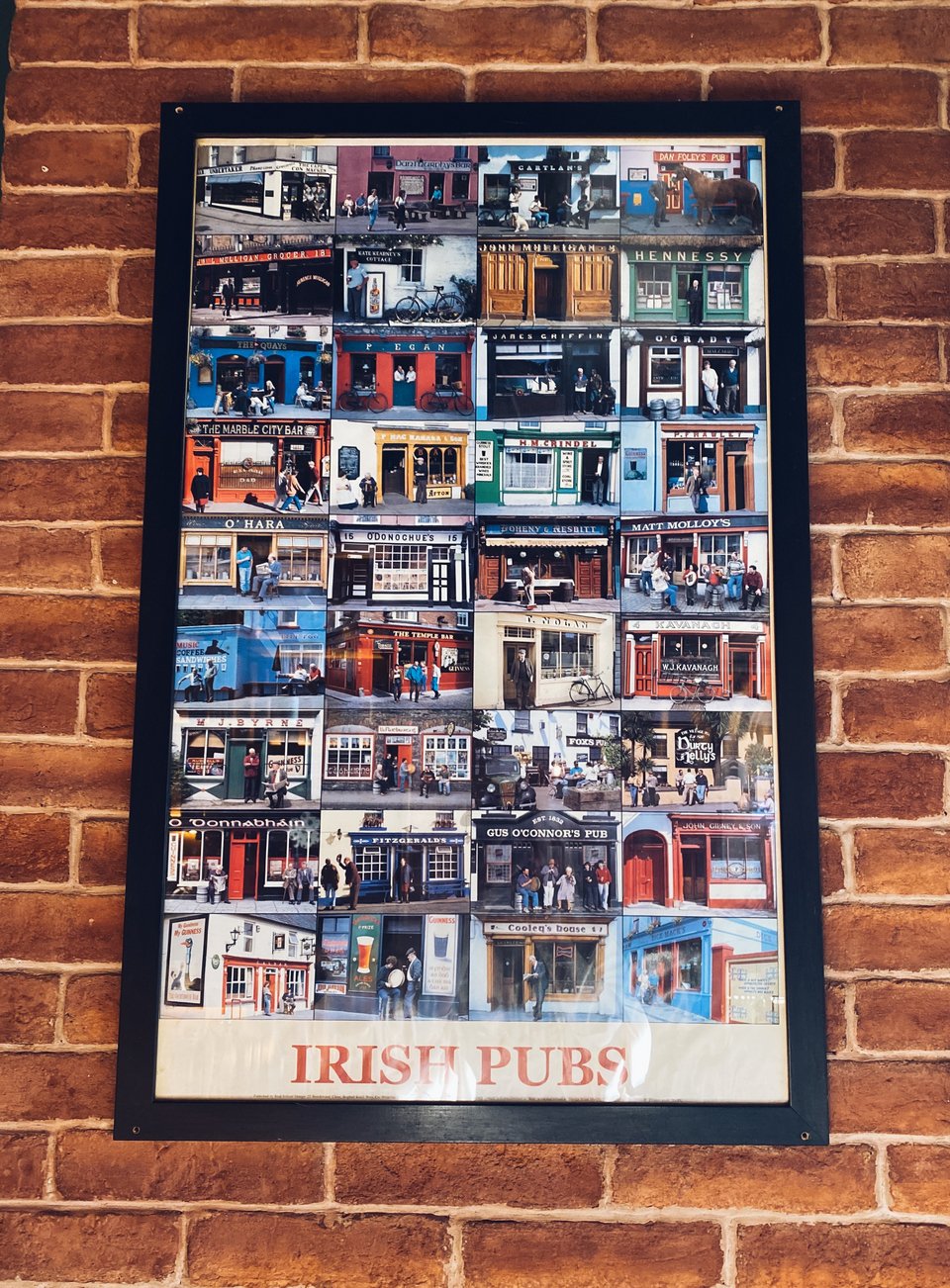 Ένα φωτογραφικό κολάζ με ιρλανδέζικες παμπ σε διάφορες πόλεις της Ιρλανδίας  / Φωτογραφία: Μάνος Λειβαδάρος/iefimerida.gr 