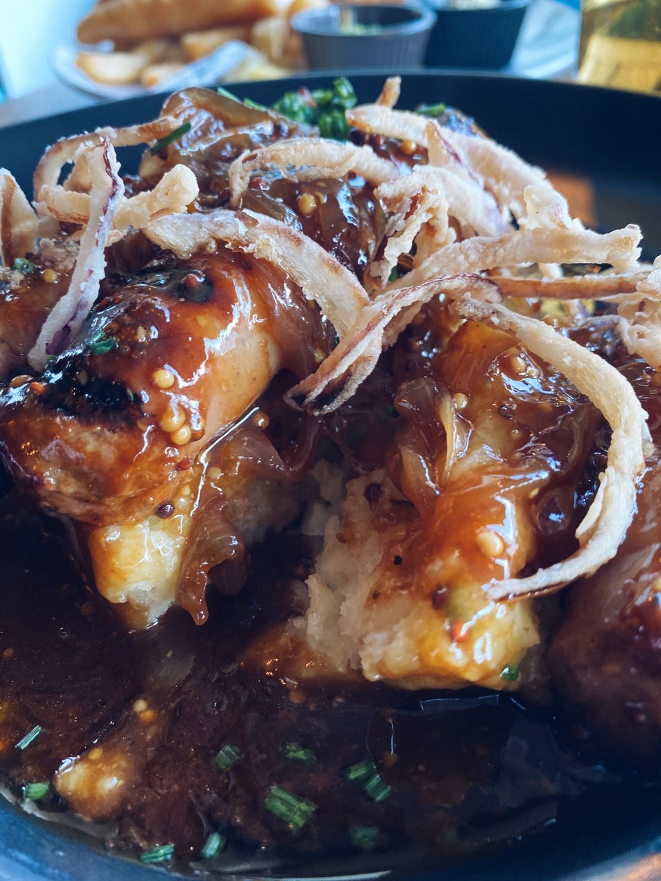 Τα λουκάνικα με πουρέ και gravy είναι το πιο χαρακτηριστικό και διαχρονικό πιάτο της παμπ Molly Malone's  / Φωτογραφία: Μάνος Λειβαδάρος/iefimerida.gr 