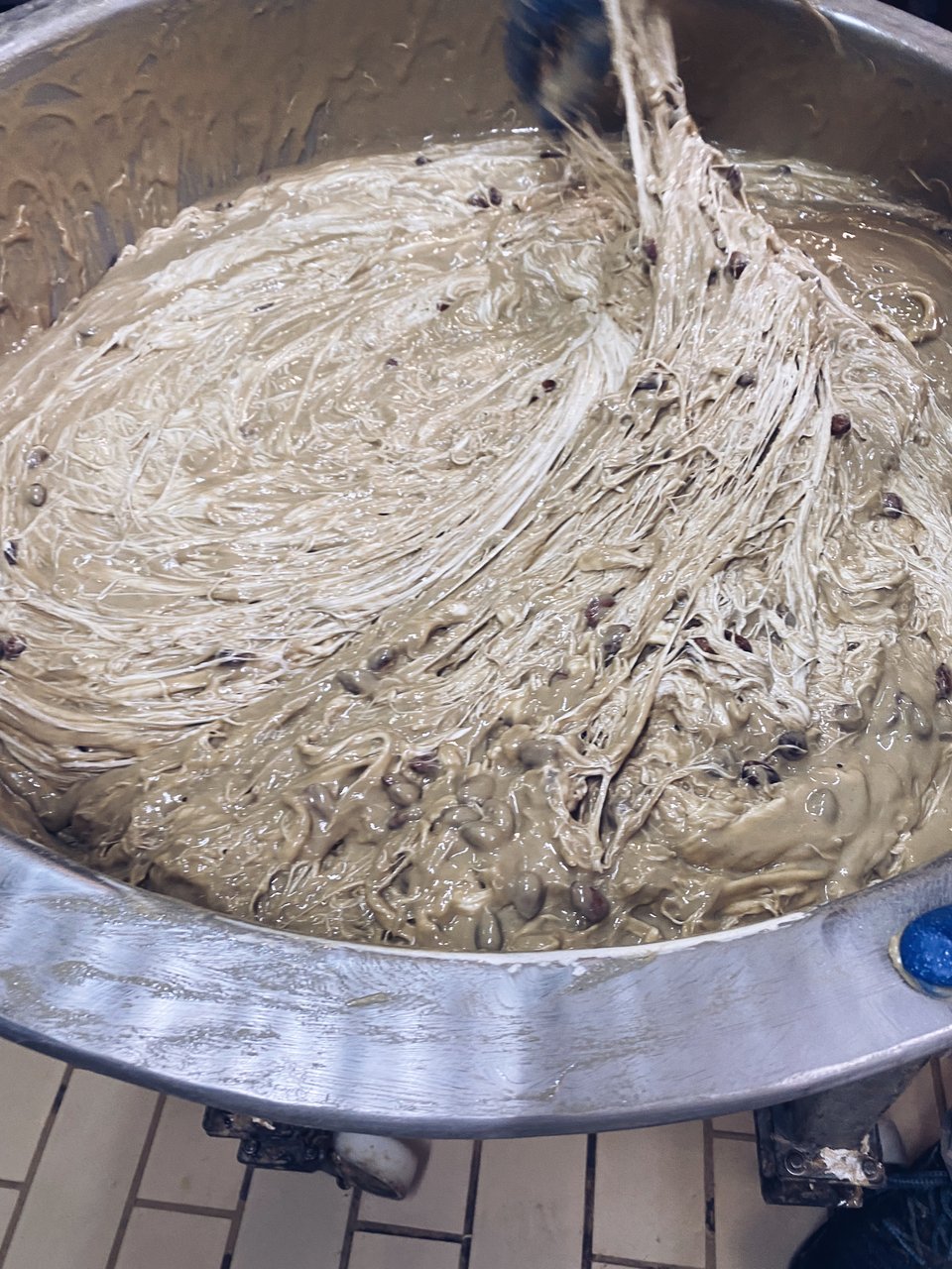 Το μείγμα όσο χτενίζεται/ζυμώνεται τόσο πιο πολύ δένει  / Φωτογραφία: Μάνος Λειβαδάρος/iefimerida.gr