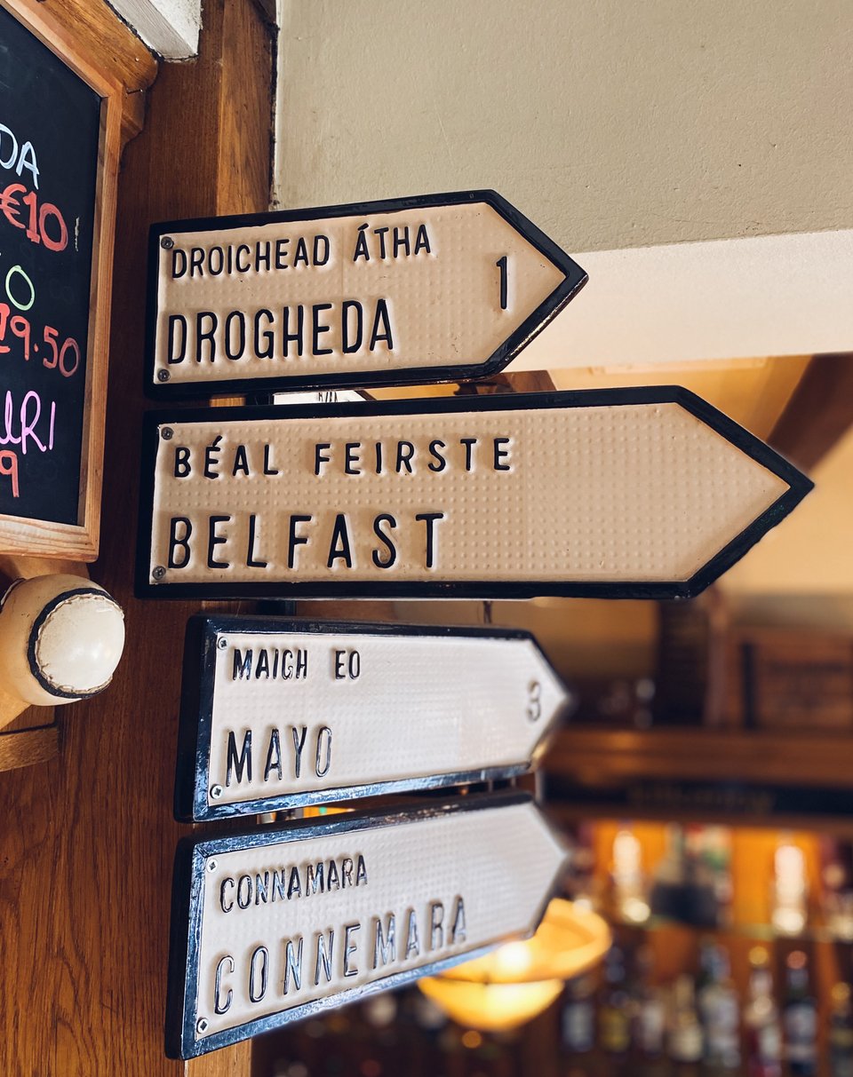 Ταμπέλες που δείχνουν διάφορα μέρη της Ιρλανδίας στολίζουν το εσωτερικό της ιρλανδέζικης παμπ / Φωτογραφία: Μάνος Λειβαδάρος/iefimerida.gr 