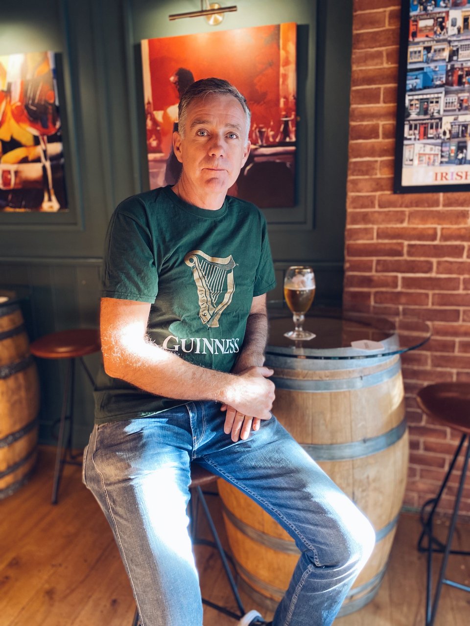 Ο Michael Jennings, με καταγωγή από την Ιρλανδία, άνοιξε την παμπ Molly Malone's στη Γλυφάδα πριν από 20 χρόνια  / Φωτογραφία: Μάνος Λειβαδάρος/iefimerida.gr 