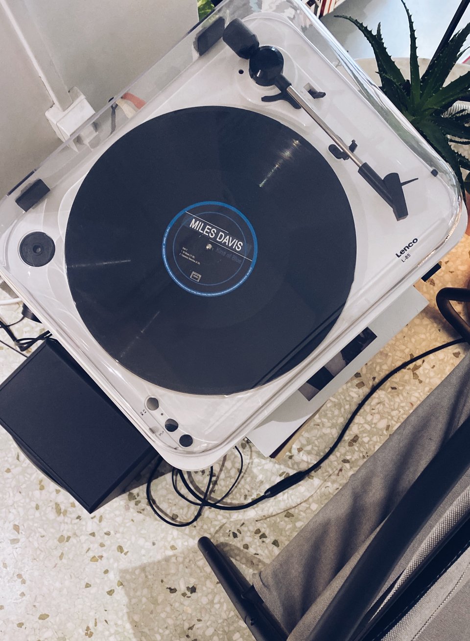 Ρετρό ατμόσφαιρα στο πατάρι: Το '70ies μωσαϊκό στο δάπεδο, το πικαπ, η γκρι πολυθρόνα με τις vintage γραμμές  / Φωτογραφία: Μάνος Λειβαδάρος/iefimerida