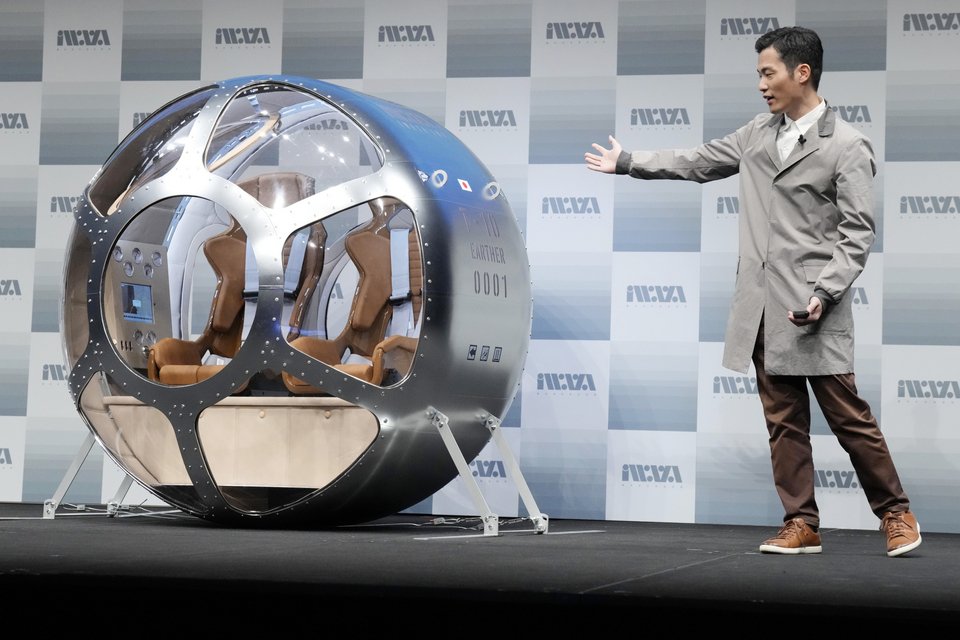 Ο Keisuke Iwaya CEO της ιαπωνικής εταιρείας διαστημικής ανάπτυξης Iwaya Giken, παρουσιάζει μια διθέσια καμπίνα και ένα αερόστατο που σύμφωνα με την εταιρεία είναι ικανό να φτάσει περίπου στο μέσο της στρατόσφαιρας