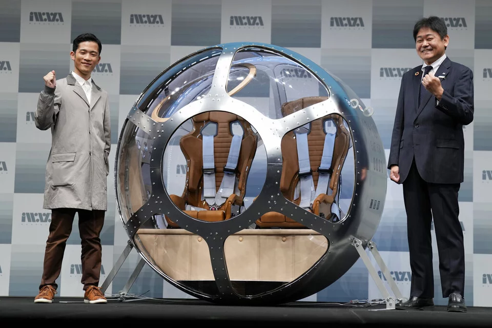 Ο Keisuke Iwaya, αριστερά, Διευθύνων Σύμβουλος της ιαπωνικής εταιρείας διαστημικής ανάπτυξης, Iwaya Giken, και ο Takayuki Hanasaka, Ανώτερος Διευθύνων Σύμβουλος της JTB 