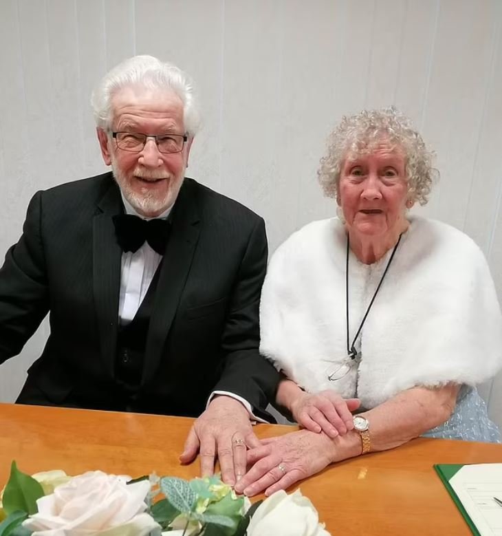 Ο Len και η Jeanette παντρεύτηκαν σε μια τελετή που περιλάμβανε τα παιδιά και τα εγγόνια τους