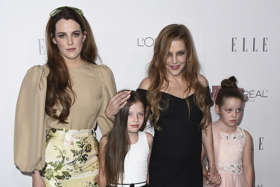 Η Lisa Marie Presley, δεύτερη δεξιά, η κόρη της Riley Keough, αριστερά, και οι δίδυμες κόρες της Finley Lockwood και Harper Lockwood