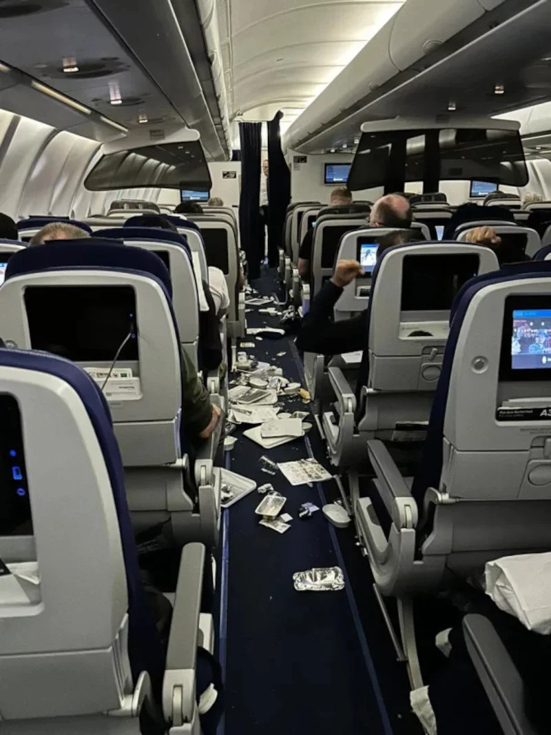  Χρήστης του Twitter ανήρτησε αυτή τη φωτογραφία από το εσωτερικό του αεροσκάφους της Lufthansa, μετά τις σφοδρές αναταράξεις / Φωτογραφία: Twitter/@ModerMuna 