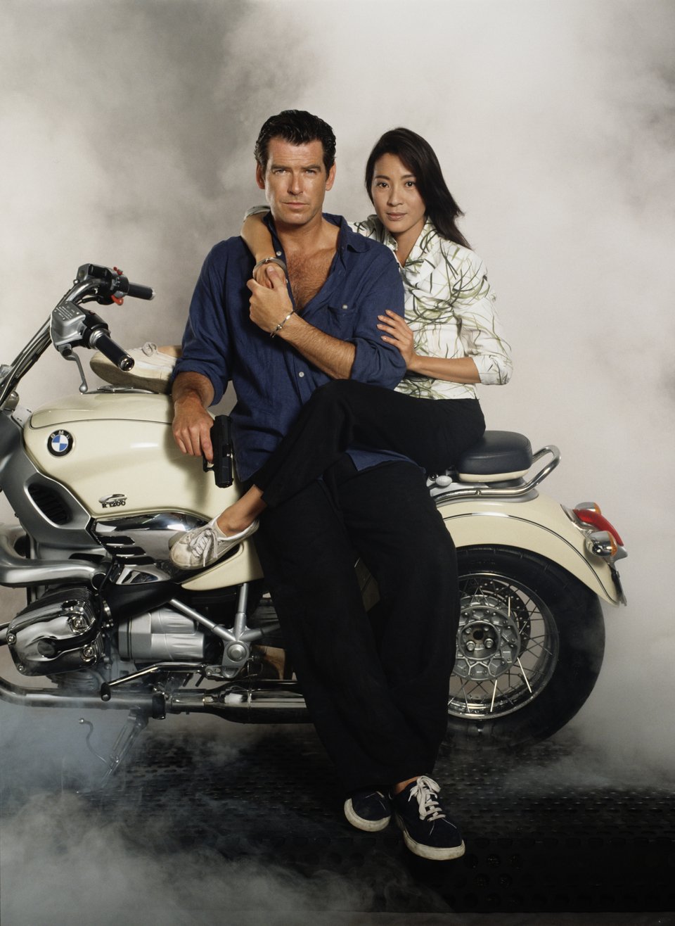Ο Pierce Brosnan πρωταγωνιστεί ως 007 δίπλα στη Michelle Yeoh στην ταινία James Bond "Tomorrow Never Dies" 1997.