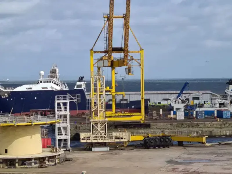 Το ερευνητικό σκάφος RV Petrel πήρε κλίση 45 μοιρών λόγω ισχυρών ανέμων στο λιμάνι Λιθ, επίνειο του Εδιμβούργου 