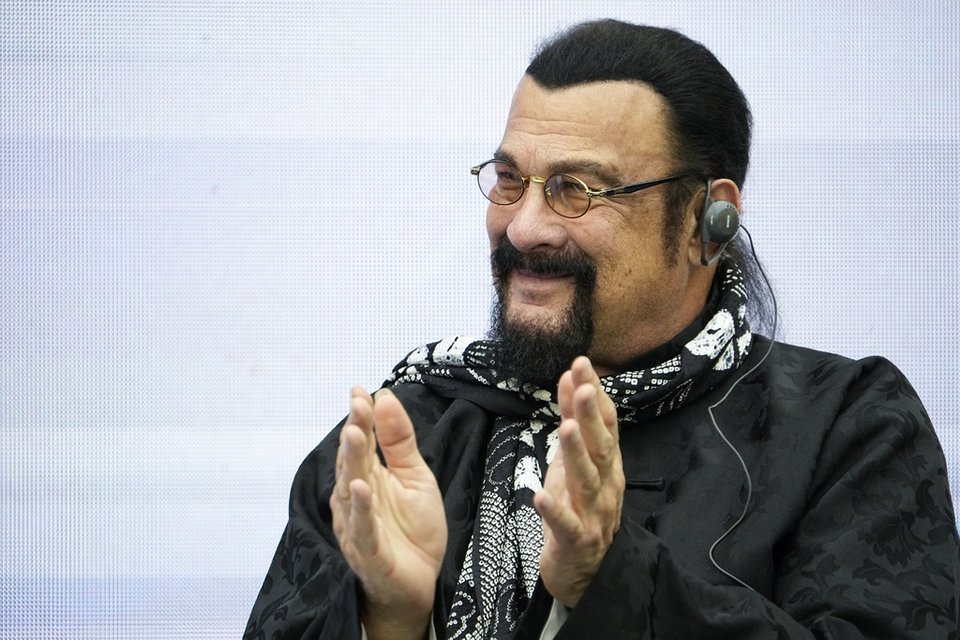 Ο Steven Seagal κατά τη διάρκεια της τελετής έναρξης του ιδρυτικού συνεδρίου του Διεθνούς Ρωσόφιλου Κινήματος στο Κρατικό Μουσείο Πούσκιν στη Μόσχα, Ρωσία, Τρίτη 14 Μαρτίου 2023 /