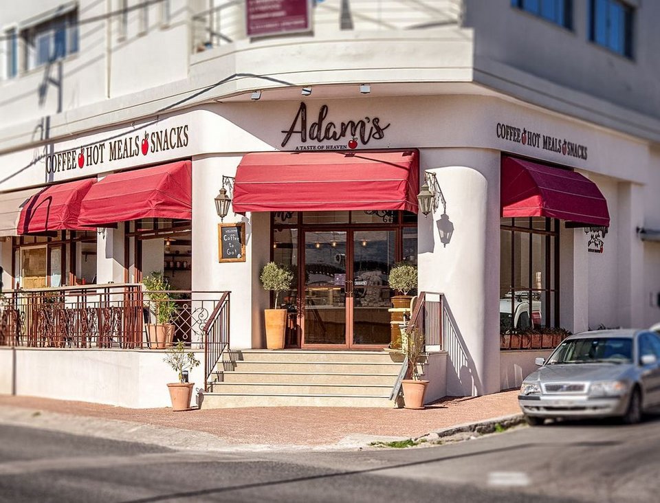 Το Adam's είναι το πρώτο μαγαζί που συναντά κανείς στρίβοντας από τη λεωφόρο Βάρης-Κορωπίου στη Δυρραχίου που οδηγεί στην Πλατεία Ηρώων.
