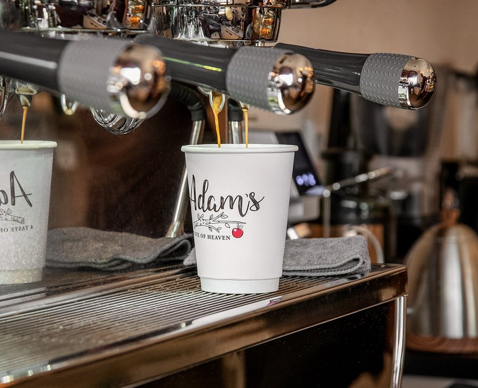 Το Adam's έχει εξαιρετικό καφέ από τη Βραζιλία και εκλεκτό αγνό γάλα που χαρίζει στον καπουτσίνο μια ελαφριά, βελούδινη κρέμα,