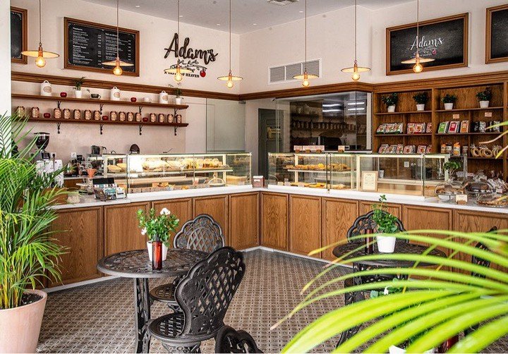 O χώρος του Adam's στη Βάρη συνδυάζει το αστικό με το country style.