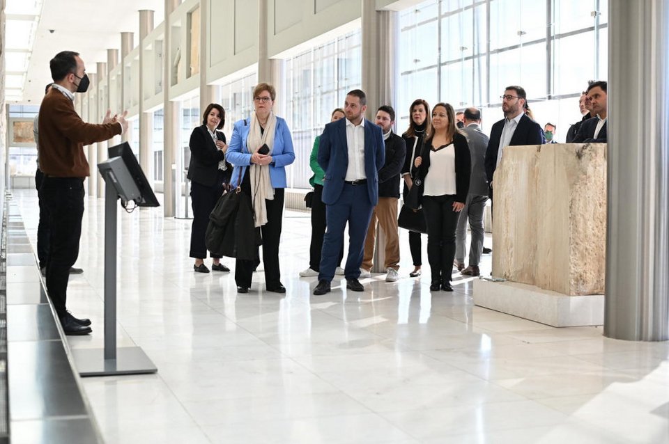 O Νίκος Ανδρουλάκης στο μουσείο της Ακρόπολης με τους ευρωσοσιαλιστές / AΠΕ-ΜΠΕ