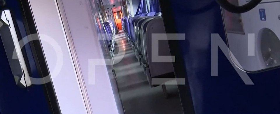 Το βαγόνι έχει κλίση προς τα αριστερά μετά τη σύγκρουση με το άλλο τρένο / Open