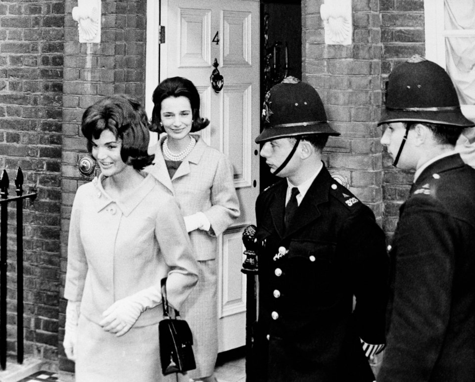 H Jacqueline Kennedy με την αδερφή της. Η σύζυγος του προέδρου φορούσε ένα απαλό μπλε μεταξωτό κοστούμι σχεδιασμένο από τον Oleg Cassini.