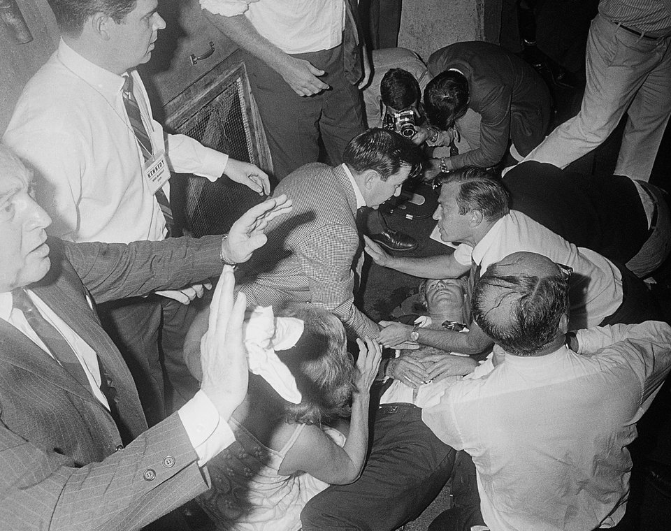 Ο γερουσιαστής Robert F. Kennedy βρίσκεται στο πάτωμα του ξενοδοχείου Ambassador αφού πυροβολήθηκε από έναν άνδρα που αναγνωρίστηκε ως ο 23χρονος τότε Sirhan Sirhan, Ιορδανός γεννημένος στην Ιερουσαλήμ