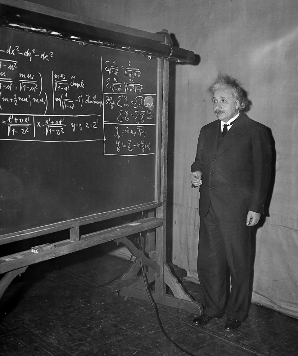 Ο καθηγητής Άλμπερτ Αϊνστάιν επί το έργο το 1934