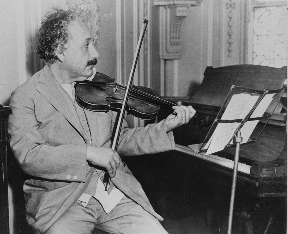 Ο Άλμπερτ Αϊνστάιν έπαιζε βιολί, γεγονός που θεωρείται ότι επηρέασε το πώς διαμορφώθηκε ο εγκέφαλός του