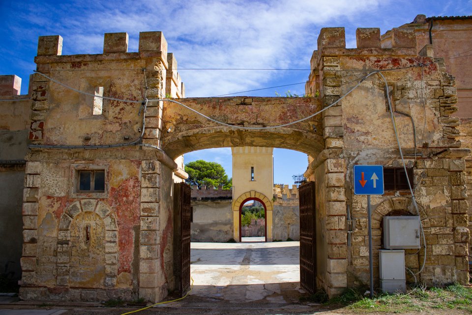 Είσοδος στην αρχαία φυλακή στο νησί Pianosa 