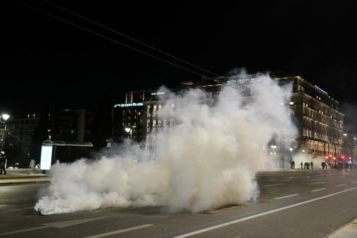 Επεισόδια στο Σύνταγμα / Φωτογραφία: ΤΑΤΙΑΝΑ ΜΠΟΛΑΡΗ/EUROKINISSI
