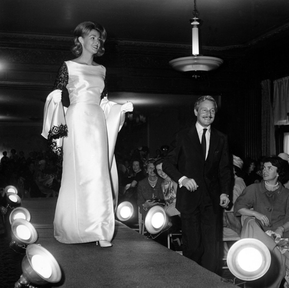 Ο Oleg Cassini περπατά δίπλα στην πασαρέλα./Φωτογραφία: ΑΡ