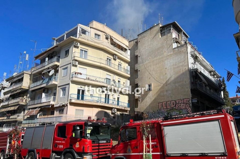 Πυρκαγιά ξέσπασε πριν από λίγη ώρα σε διαμέρισμα τετάρτου ορόφου πολυκατοικίας στην Άνω Πόλη στη Θεσσαλονίκη