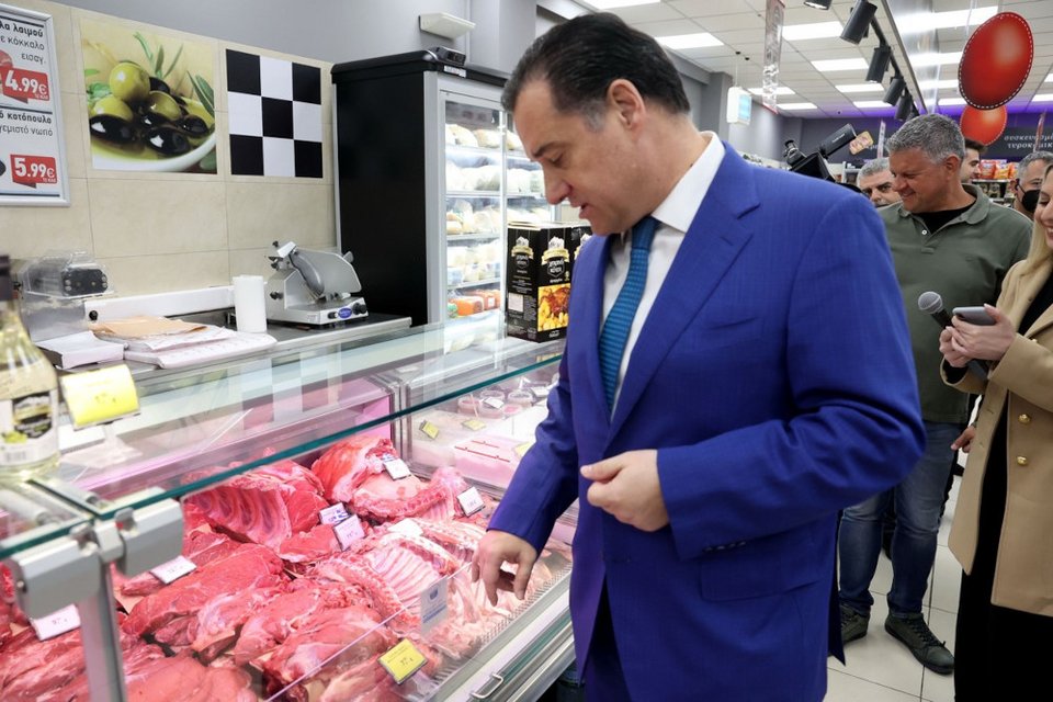 Ο Άδωνις Γεωργιάδης στη σημερινή του επίσκεψη σε σούπερ μάρκετ / Twitter