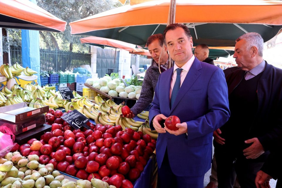 Σε λαϊκή αγορά στα Βριλήσσια ο Άδωνις Γεωργιάδης / Twitter