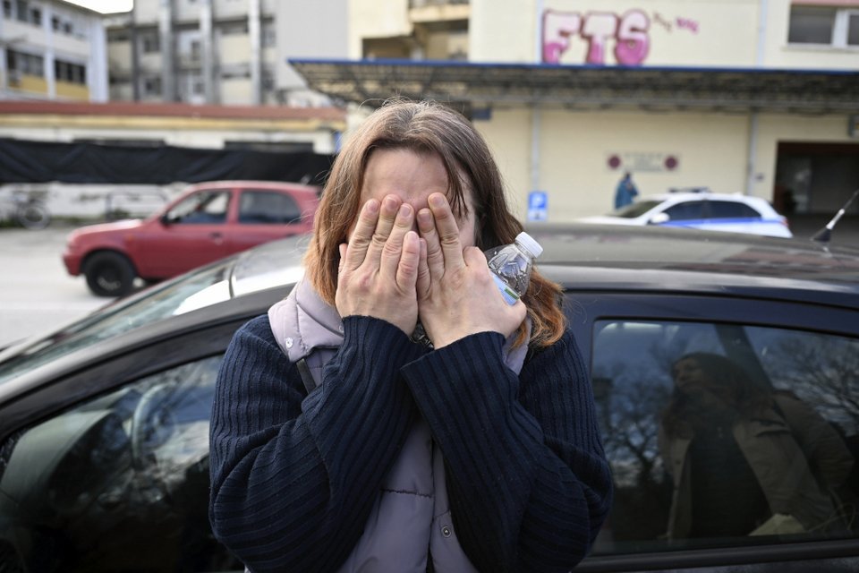 Γονείς 23χρονου στη Λάρισα: AP Photo/Giannis Papanikos