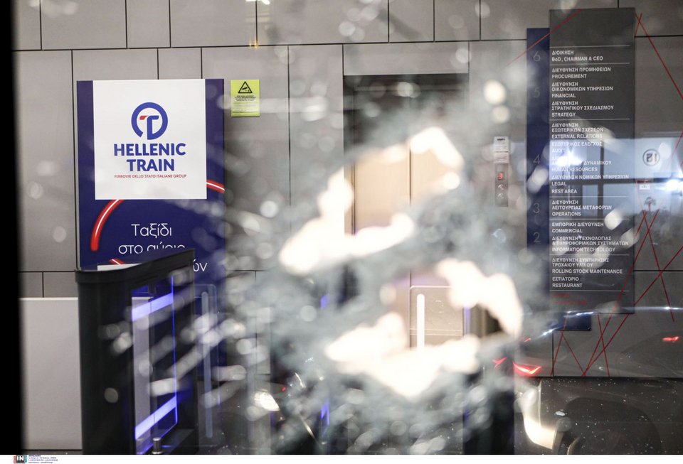Επίθεση με πέτρες στα γραφεία της Hellenic Train / Φωτογραφία: INTIME - ΠΕΡΙΣΤΕΡΗΣ ΔΗΜΗΤΡΗΣ