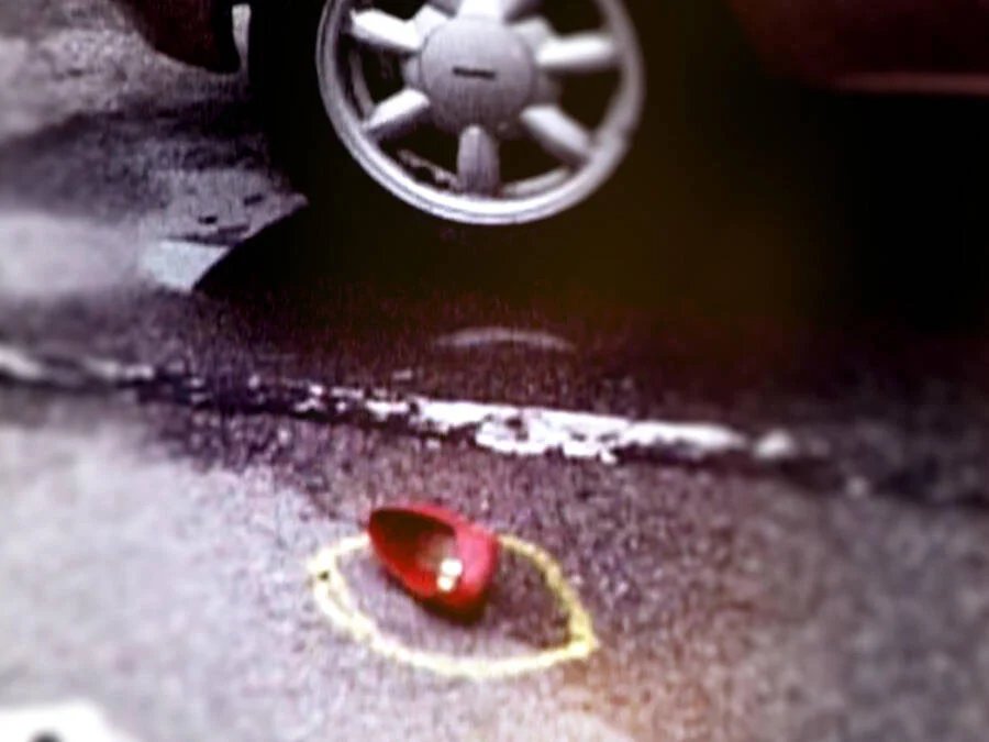 Τα κόκκινα ψηλοτάκουνα της Jodi Huisentruit βρέθηκαν έξω από την πολυκατοικία της την ημέρα που εξαφανίστηκε