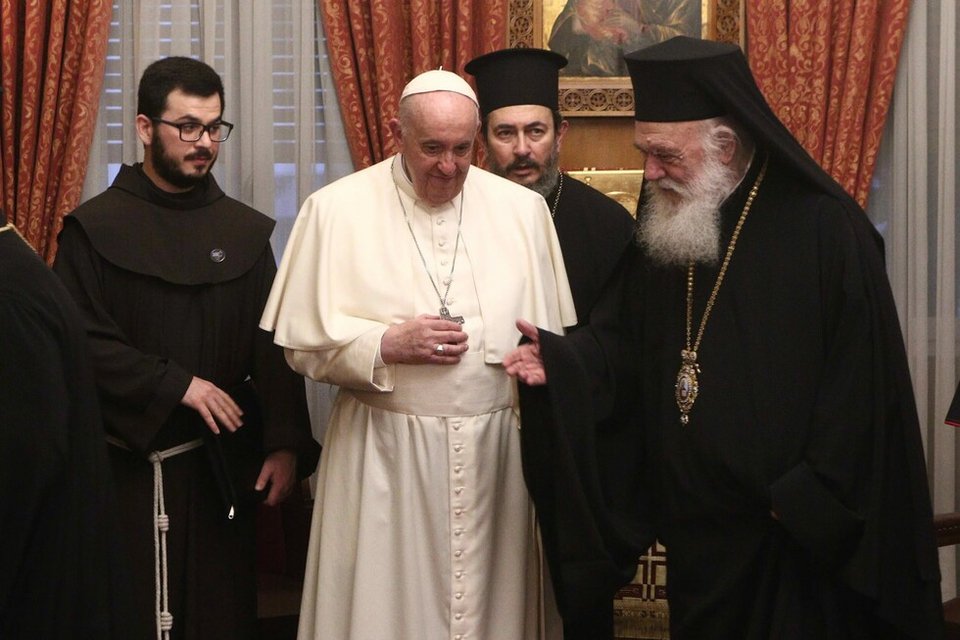 Ο Πάπας Φραγκίσκος με τον Αρχιεπίσκοπο Ιερώνυμο, κατά την επίσκεψή του στην Αθήνα τον Δεκέμβριο του 2023